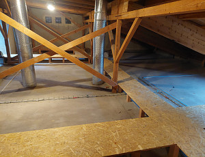 Zateplení stropu zdravotního střediska technologií foukané izolace